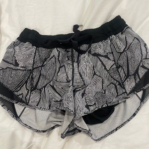Lululemon Hotty Hot Tie Shorts 2.5 inch Size 6 Perfect condition
